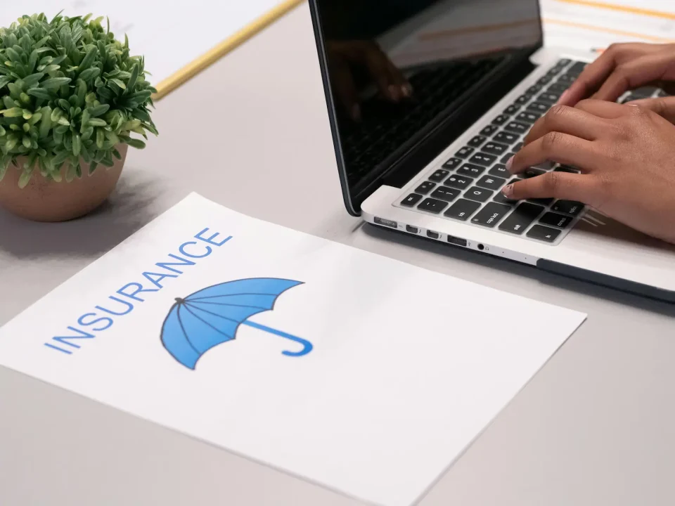 découvrez l'importance de la transparence dans le secteur de l'assurance : avantages pour les assurés, obligations légales et conseils pour choisir une compagnie transparente.