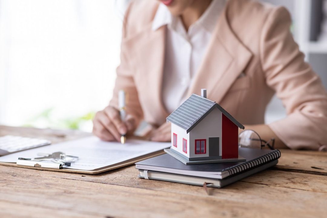 protégez votre maison contre les dommages causés par les tempêtes et les fortes pluies grâce à notre assurance habitation adaptée et complète.