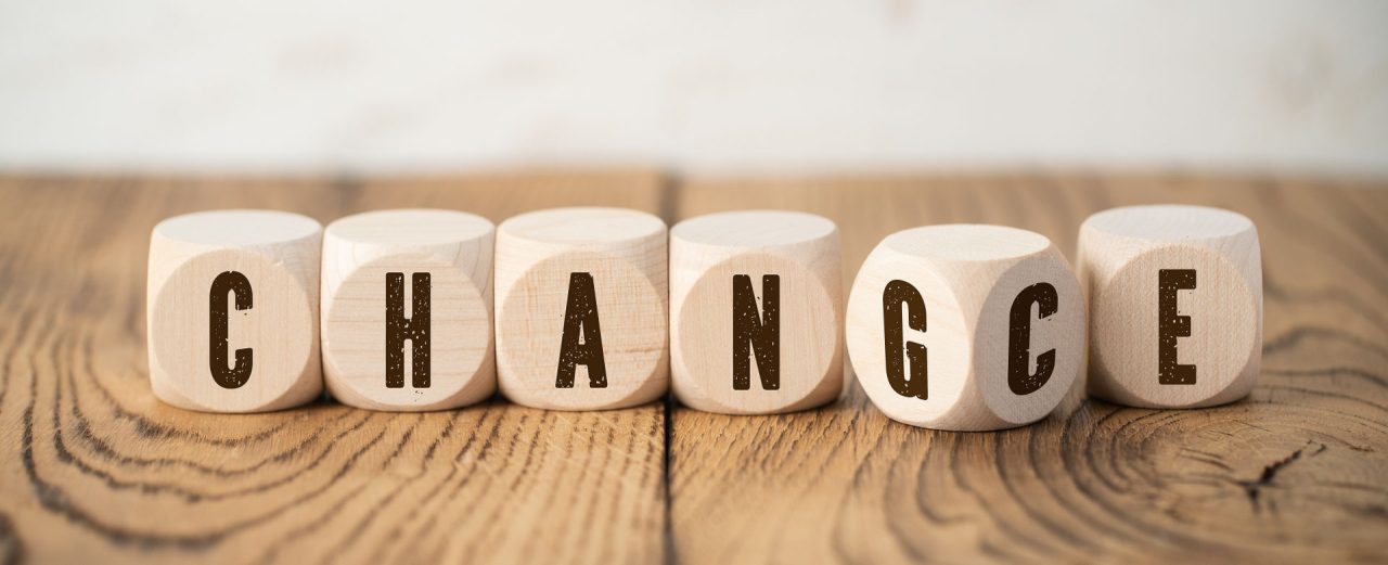 découvrez comment le changement climatique entraîne une hausse des primes d'assurance et augmente les risques de couverture pour les assurés.