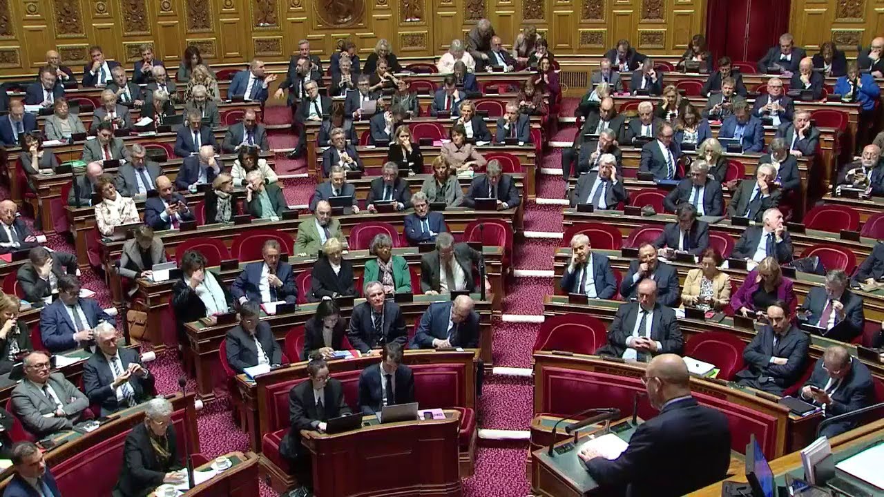 le sénat adopte une surprime dédiée aux conséquences des émeutes, visant à renforcer la protection et l'indemnisation des victimes.