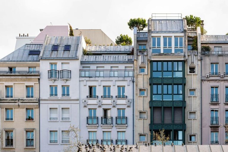 découvrez pourquoi les tarifs de l'assurance habitation augmentent et comment cela affecte le moral des assurés. conseils pour faire face à cette hausse et protéger votre logement efficacement.