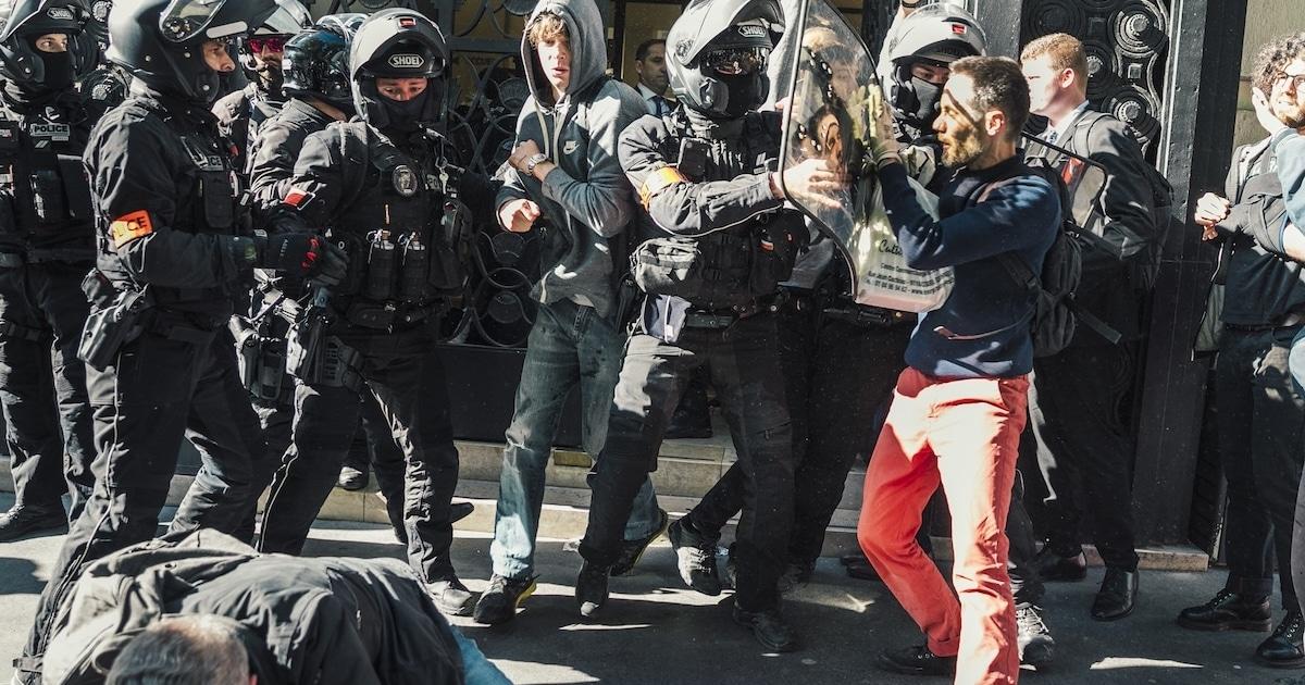 les états ciblent les grandes entreprises fossiles afin d'augmenter les primes d'assurance, dans le but de mieux gérer les risques liés au changement climatique.