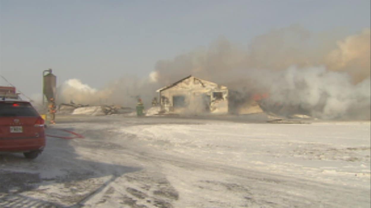 enquête en cours après un incendie criminel qui a ravagé la ferme du maire récemment élu. découvrez les détails et les réactions de la communauté.
