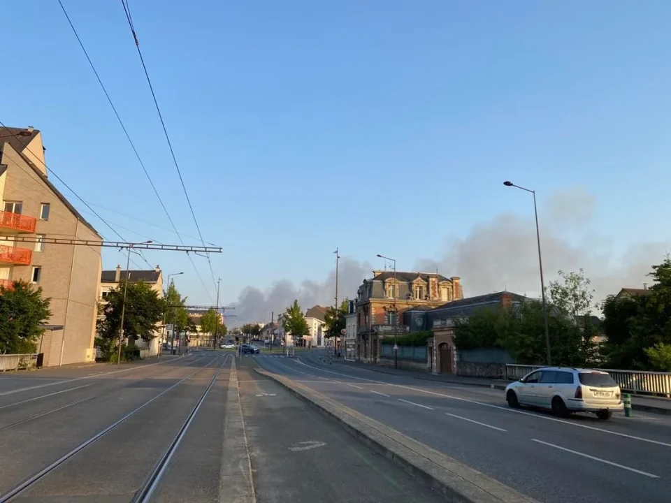 découvrez les tensions autour des maisons menacées à saint-pastour, entre restaurateurs, propriétaires et mairie, au cœur d'un conflit pour la préservation du patrimoine local.