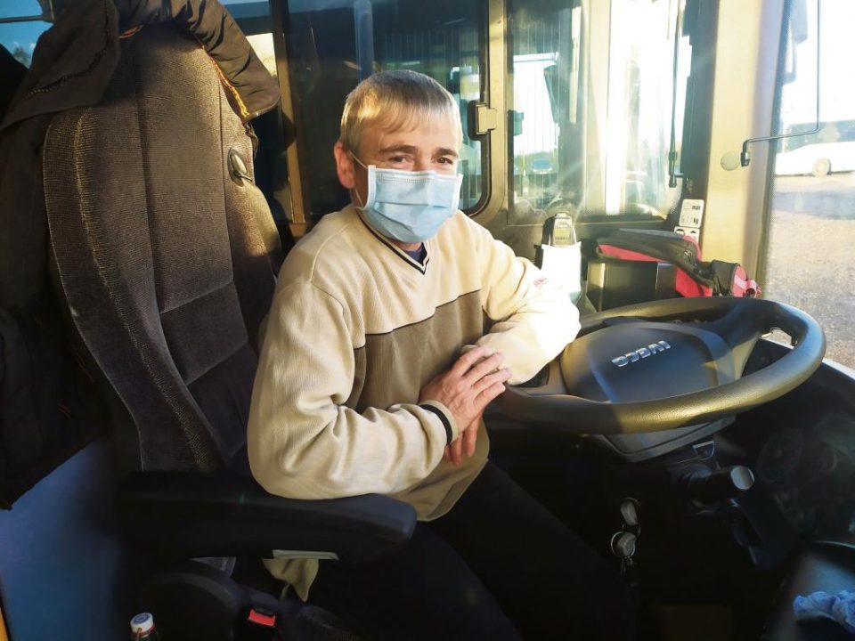 découvrez les récits captivants de nadia, conductrice de bus à marseille, à travers ses comptes détaillés et authentiques de la vie urbaine.