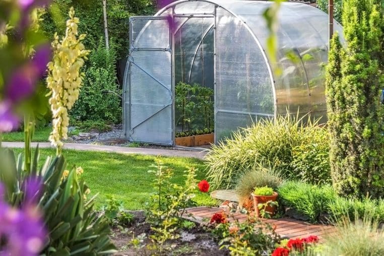 découvrez les risques liés à un jardin non conforme avec une amende de 1500€ qui peut concerner propriétaires et locataires. informez-vous pour éviter cette sanction.