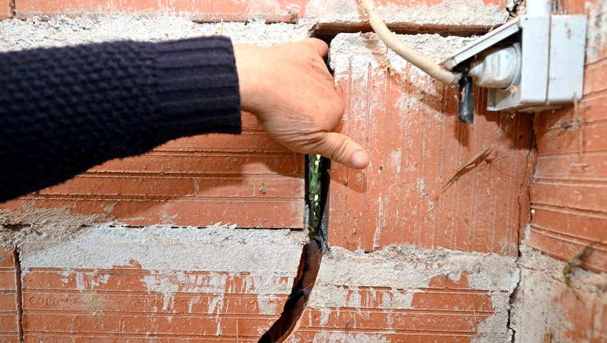 découvrez l'ampleur du risque lié aux maisons fissurées dans le puy-de-dôme, où 125 000 logements sont concernés. informez-vous sur les causes, les signes et les solutions pour protéger votre habitat.