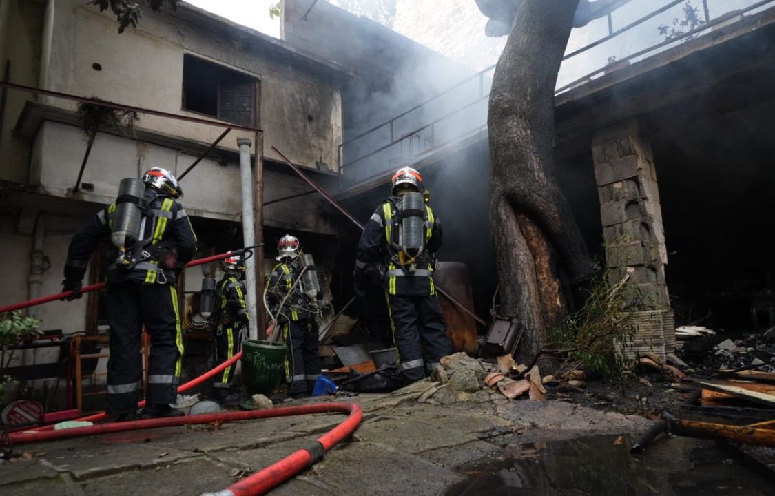 explosion d'une bouteille de gaz entraînant l'évacuation des lieux et un pompier blessé. suivez les dernières informations sur cet incident.