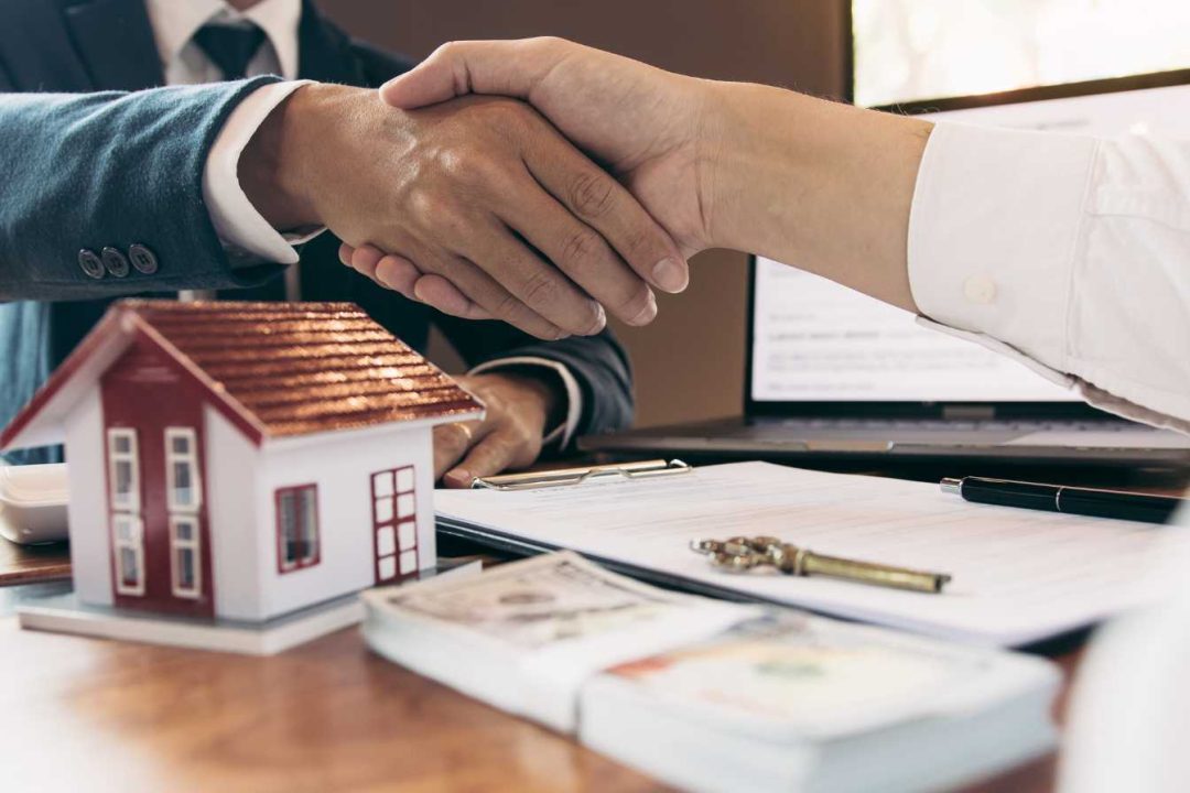 un propriétaire de mobil-home sanctionné pour avoir émis une fausse facture, entraînant la perte d'indemnités.
